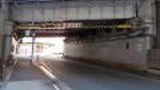 二本の通りを通す珍しい形状の架道橋