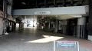 歩行者専用道がくぐっていました