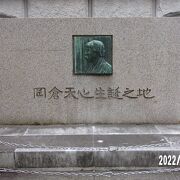 横浜市開港記念会館の脇の敷地に碑がたてられています。