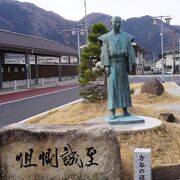 備中高梁駅前に建つ銅像