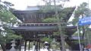 見どころ満載の境内。