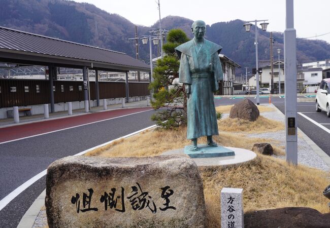 備中高梁駅前に建つ銅像