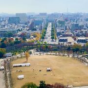 JR姫路駅から姫路城までまっすぐのびる、大きな通り