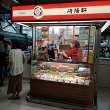 駅の内外の様々な場所に崎陽軒の売店があり、さすが横浜駅です。