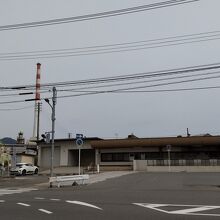 竹原駅前と紅白縞塗装の精錬所煙突