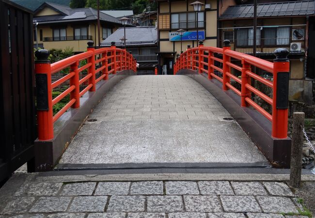 朱塗りの欄干が印象的な橋