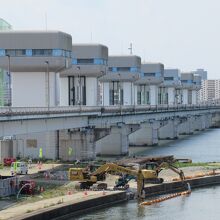 毛馬閘門の前から