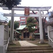 住宅街に鎮座する小さな神社