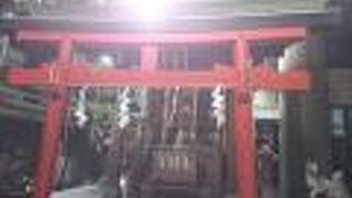 ビルの谷間にあり、本殿が窮屈そう