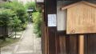 細道にひっそりとある。