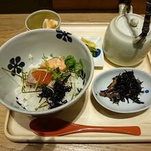 焼き鮭といくらの親子だし茶漬け