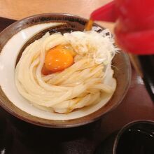 冷玉に醤油を回しかけ