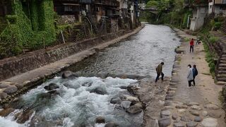ぎっしり並ぶ三階建ての木造家屋