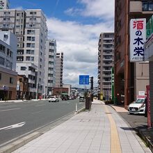 この通りをこのまま右側の歩道でまっすぐ