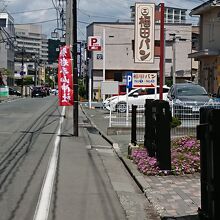 信号のある十字路をまっすぐわたるとすぐです。