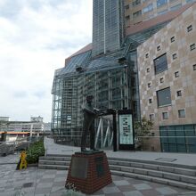 カルメニ入口のプレスリー像