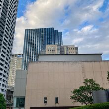 ウッドデッキと聳え立つビル