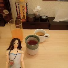 ドリンクバーより、紅茶ほか。