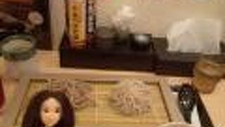 少し歯ごたえのあるそばでした。店員さんは丁寧な感じ