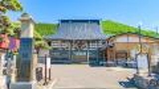 寺の前に「地蔵寺」と彫られた大きな石碑があるのですぐに見つかると思います