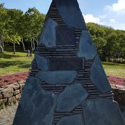 稚内にあるピラミッド型の犬の供養塔