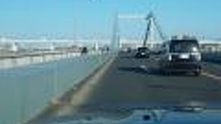 荒川の河口を橋でわたる