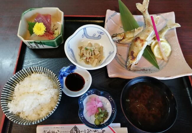 鮎の塩焼き定食を喫食