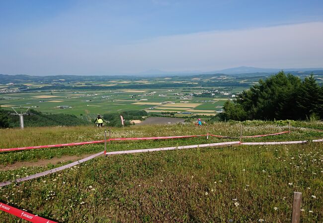 冬はスキー場、夏はマウンテンバイクが楽しめます