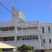 島の中では大きな建物