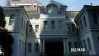 西洋建築様式の木造の建物です。