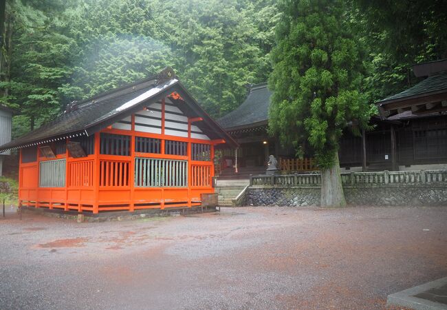 奈良井宿の端にある神社