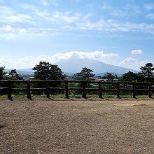 遠くに岩木山