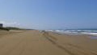 8キロにわたって続く砂浜