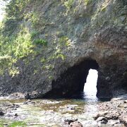 浸食によって岩にあいた洞門です