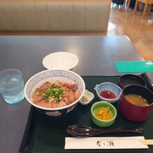 注文したブリのりゅうきゅう丼（約1200円)の様子。