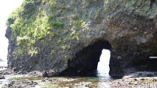浸食によって岩にあいた洞門です