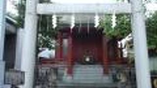 鮮やかな朱塗りの柱の社殿