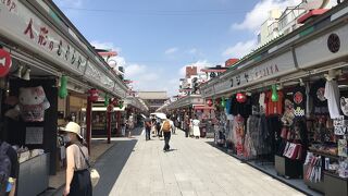 仲見世通り（東京都浅草）：観光客相手の高い独特の世界