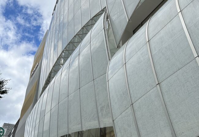 御堂筋沿いの路面店。