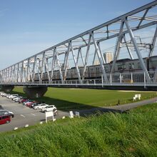 これは京成の鉄橋。列車がひっきりなしに通過します。