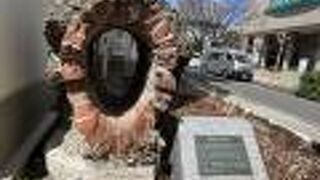 【「横浜の下水道の始まり」碑】中華街でも発見！印象深い煉瓦製、卵形下水道管