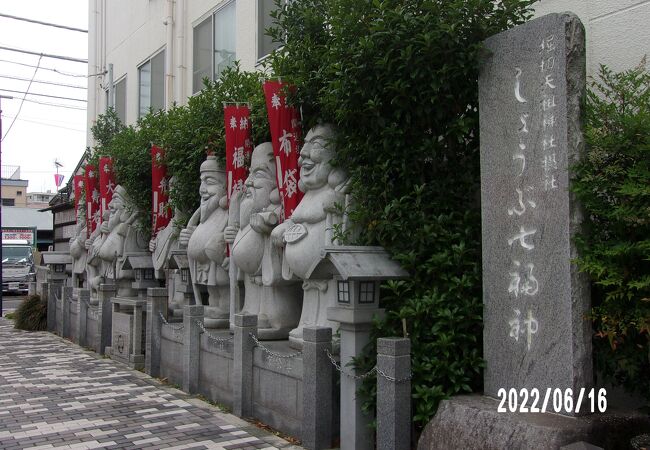 堀切天祖神社の入り口の脇にあります。