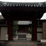鎌倉幕府御家人の葛西清重の住居跡ともいわれています。