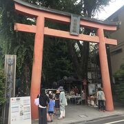 神楽坂赤城神社に、今日は週末市と落語で賑わって