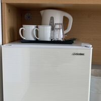 空の冷蔵庫とポット