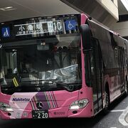 平和通りを連結バスが走る