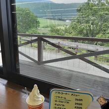 久住の山々とアイス（蒸し暑く、屋内から）