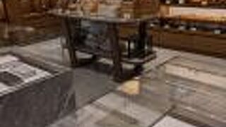 オークラプレステージのロビー奥のフードショップ。お手頃パンから高級総菜まで。