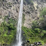 秘境の森の中にある大きな滝