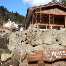 山奥の秘湯宿ですが、日中は日帰り入浴客で込み合っています。